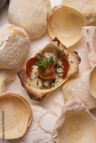Cesta de massa com doces e salgados como queijo, tomate, chocolate