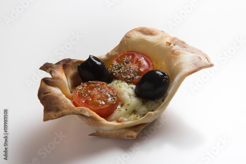 Cesta de massa com doces e salgados como queijo, tomate, chocolate