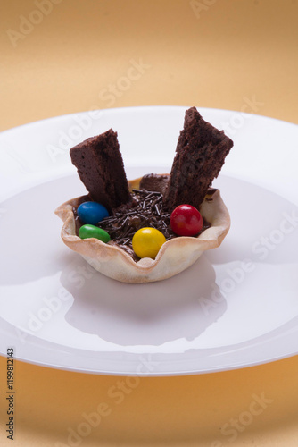Cesta de massa com doces e salgados como queijo, tomate, chocolate