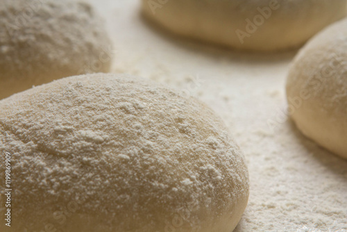 Massa de pão e pizza na farinha na mesa do Pizzaiollo prontas para se transformarem em pizza e pão