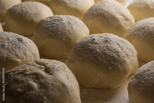 Massa de pão e pizza na farinha na mesa do Pizzaiollo prontas para se transformarem em pizza e pão
