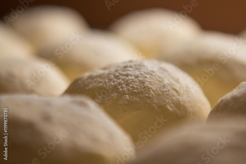 Massa de pão e pizza na farinha na mesa do Pizzaiollo prontas para se transformarem em pizza e pão