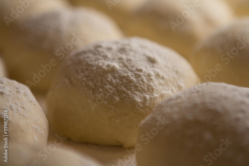 Massa de pão e pizza na farinha na mesa do Pizzaiollo prontas para se transformarem em pizza e pão