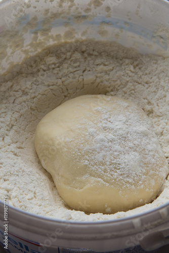 Massa de pão e pizza na farinha na mesa do Pizzaiollo prontas para se transformarem em pizza e pão