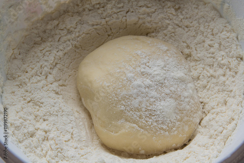 Massa de pão e pizza na farinha na mesa do Pizzaiollo prontas para se transformarem em pizza e pão