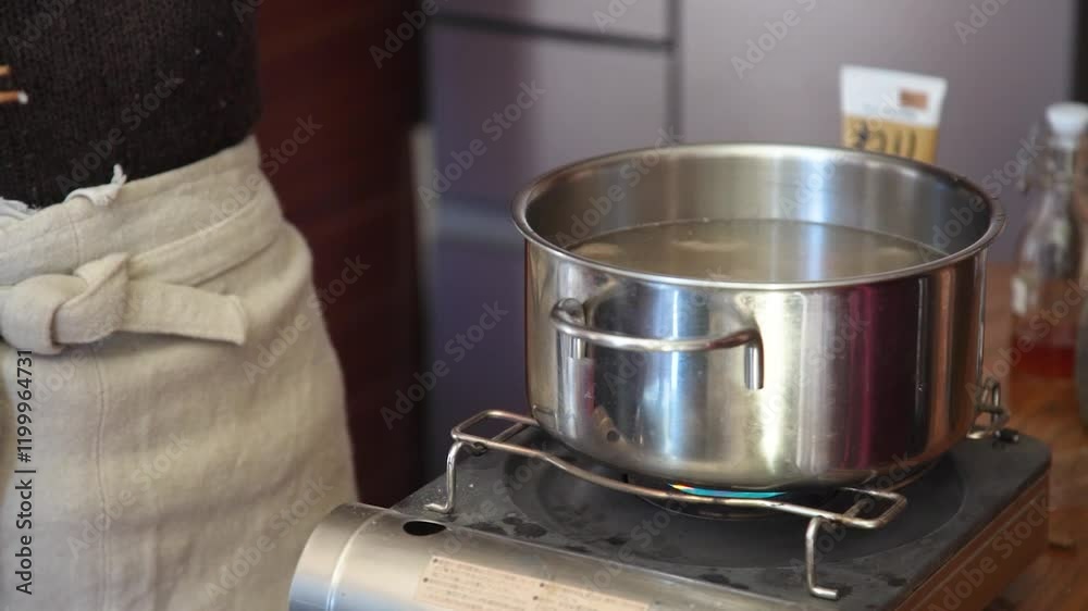 けんちん汁を作る女性 けんちん汁を作る女性
