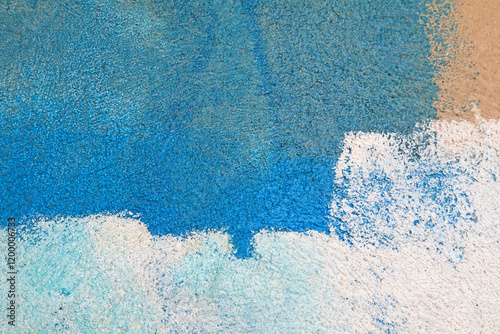 manchas brochazos de pintura blanca y azul sobre una pared gris con textura rugosa 4M0A6669-as25