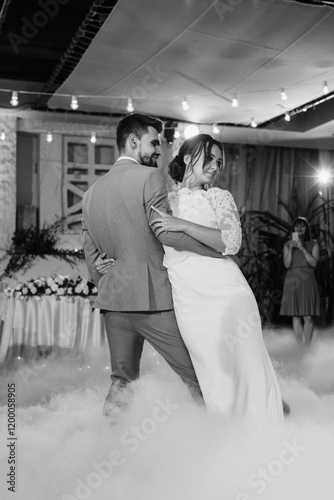 Obraz na płótnie the first dance of the bride and groom inside a restaurant w salonie