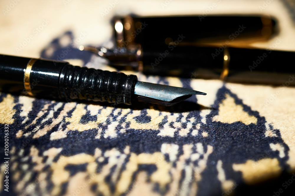 Naklejka premium Fountain pens. Various fountain pens from different periods on a mat