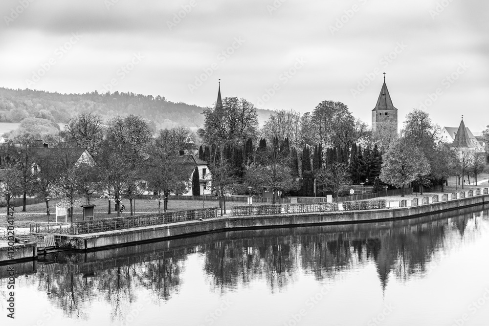 Fototapeta premium Blick über den Rhein-Main-Donau-Kanal auf die mittelalterliche Stadtmauer von Berching in der Oberfpfalz, Bayern im Herbst
