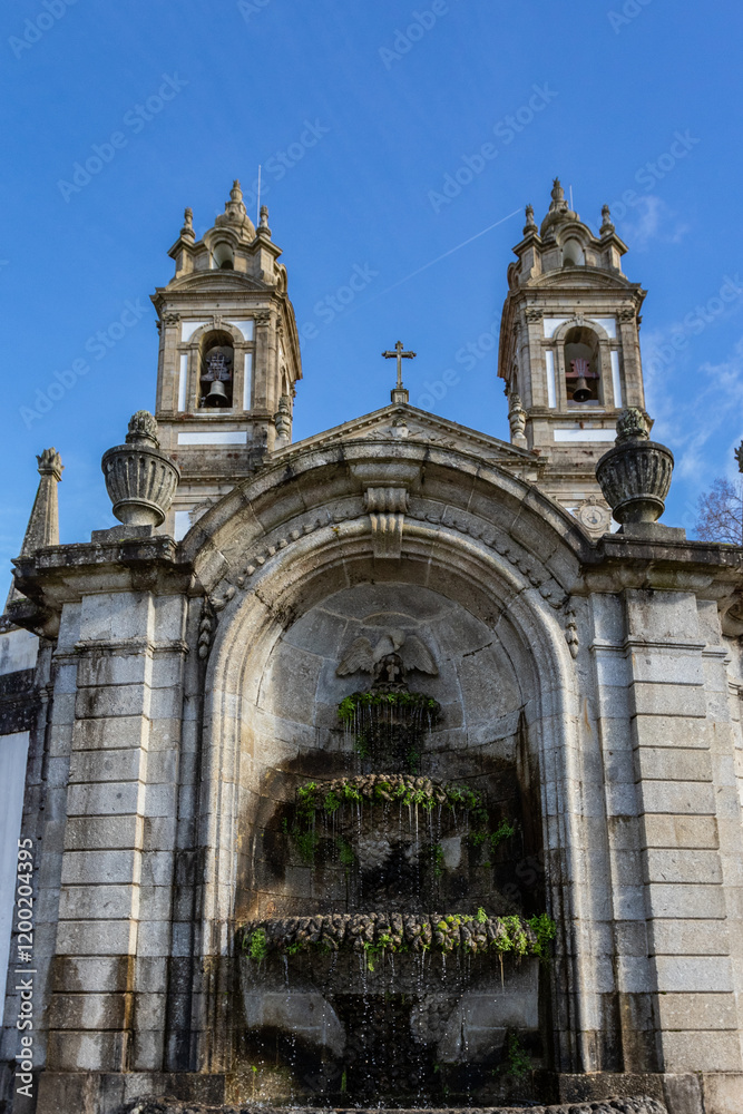Fototapeta premium Vista parcial, Santuário do Bom Jesus do Monte, Braga, Portugal, é um icônico local turistico de peregrinação, conhecido por sua monumental escadaria barroca, jardins exuberantes e vistas panorâmicas.