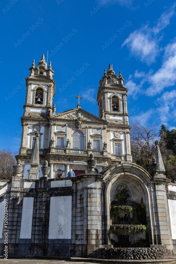 Vista parcial, Santuário do Bom Jesus do Monte, Braga, Portugal, é um icônico local turistico de peregrinação, conhecido por sua monumental escadaria barroca, jardins exuberantes e vistas panorâmicas. Vista parcial, Santuário do Bom Jesus do Monte, Braga, Portugal, é um icônico local turistico de peregrinação, conhecido por sua monumental escadaria barroca, jardins exuberantes e vistas panorâmicas.