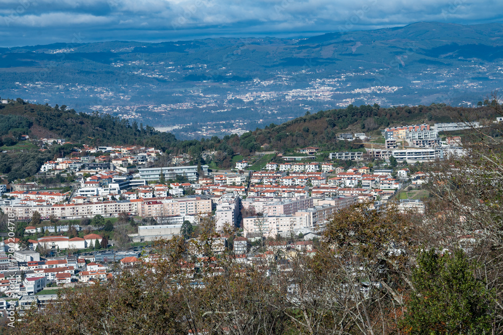 Vista parcial da encantadora cidade de Braga, capturada a partir do icônico Bom Jesus do Monte. A paisagem revela a harmonia entre a arquitetura urbana e o verde das colinas, destacando o charme histó Vista parcial da encantadora cidade de Braga, capturada a partir do icônico Bom Jesus do Monte. A paisagem revela a harmonia entre a arquitetura urbana e o verde das colinas, destacando o charme histó