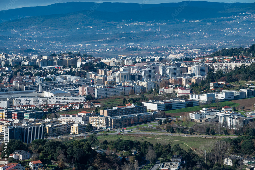 Vista parcial da encantadora cidade de Braga, capturada a partir do icônico Bom Jesus do Monte. A paisagem revela a harmonia entre a arquitetura urbana e o verde das colinas, destacando o charme histó Vista parcial da encantadora cidade de Braga, capturada a partir do icônico Bom Jesus do Monte. A paisagem revela a harmonia entre a arquitetura urbana e o verde das colinas, destacando o charme histó