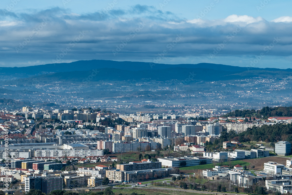Vista parcial da encantadora cidade de Braga, capturada a partir do icônico Bom Jesus do Monte. A paisagem revela a harmonia entre a arquitetura urbana e o verde das colinas, destacando o charme histó Vista parcial da encantadora cidade de Braga, capturada a partir do icônico Bom Jesus do Monte. A paisagem revela a harmonia entre a arquitetura urbana e o verde das colinas, destacando o charme histó