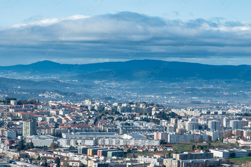 Vista parcial da encantadora cidade de Braga, capturada a partir do icônico Bom Jesus do Monte. A paisagem revela a harmonia entre a arquitetura urbana e o verde das colinas, destacando o charme histó Vista parcial da encantadora cidade de Braga, capturada a partir do icônico Bom Jesus do Monte. A paisagem revela a harmonia entre a arquitetura urbana e o verde das colinas, destacando o charme histó
