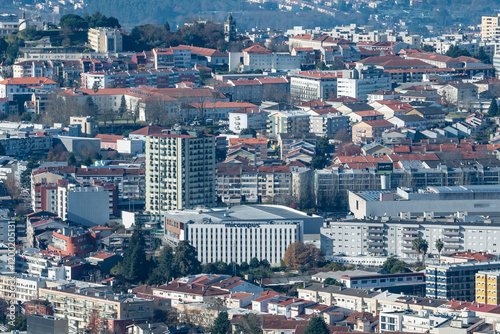 Vista parcial da encantadora cidade de Braga, capturada a partir do icônico Bom Jesus do Monte. A paisagem revela a harmonia entre a arquitetura urbana e o verde das colinas, destacando o charme histó photo