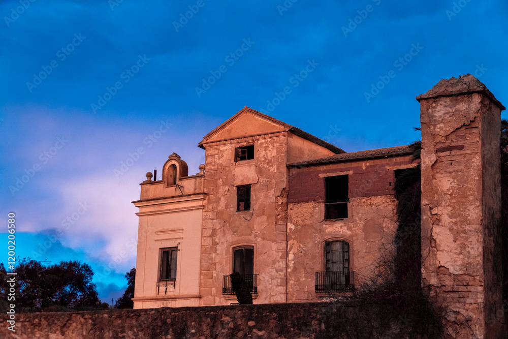 Fototapeta premium Spooky abandoned house at sunset