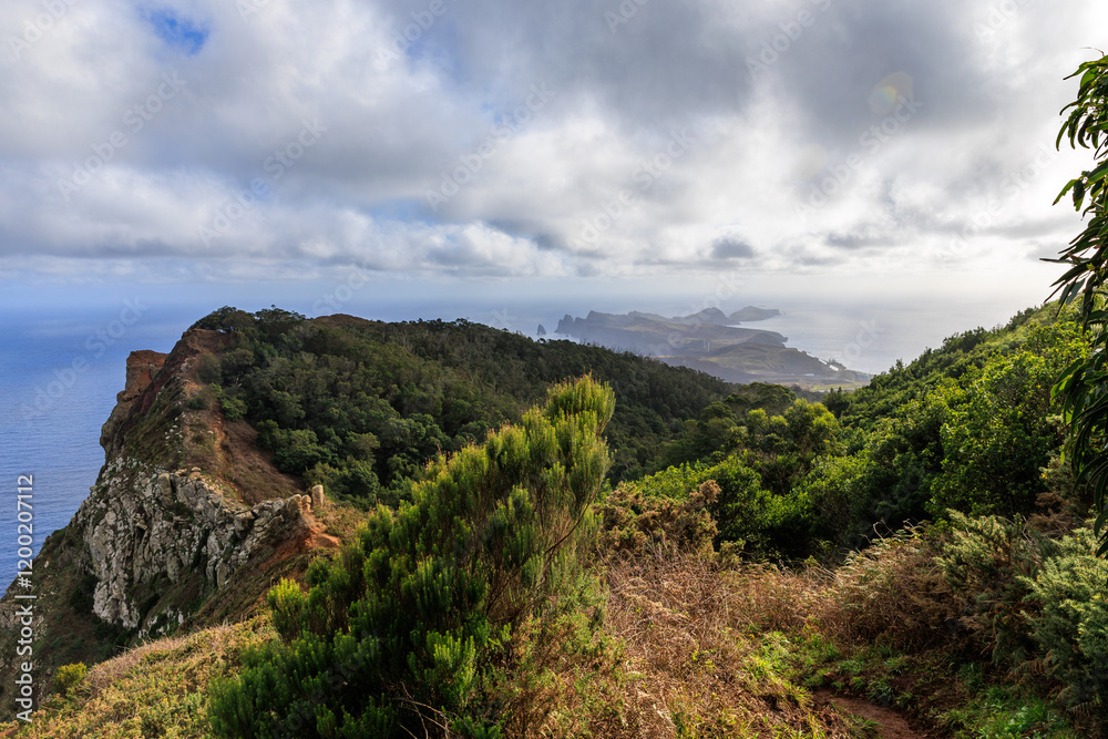 Blick von der Nordküste in der Nähe von Machico und Canical Richtung Osten zum Ponta de São Lourenço und Pico do Furado Blick von der Nordküste in der Nähe von Machico und Canical Richtung Osten zum Ponta de São Lourenço und Pico do Furado