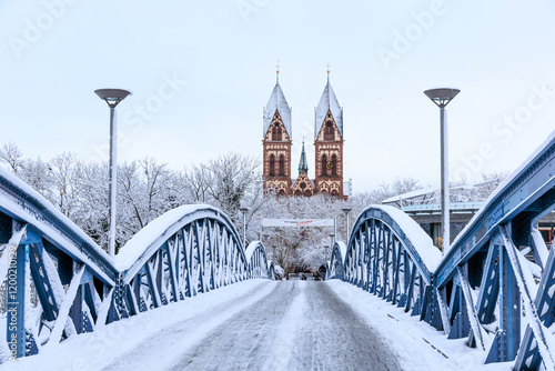 Schneebedeckte Herz-Jesu-Kirche und Wisili-Brücke in Freiburg, Baden-Württemberg, Deutschland photo