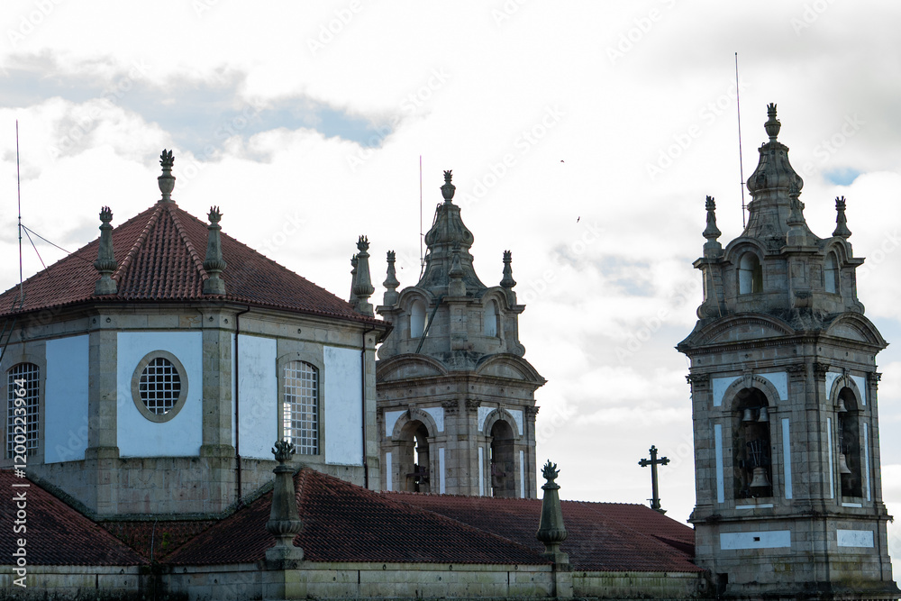 Fototapeta premium Vista parcial, Santuário do Bom Jesus do Monte, Braga, Portugal, é um icônico local turistico de peregrinação, conhecido por sua monumental escadaria barroca, jardins exuberantes e vistas panorâmicas.