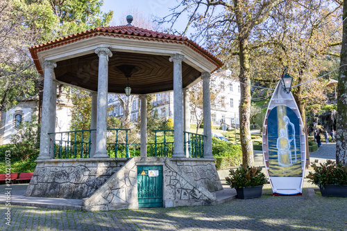 Vista parcial, Santuário do Bom Jesus do Monte, Braga, Portugal, é um icônico local turistico de peregrinação, conhecido por sua monumental escadaria barroca, jardins exuberantes e vistas panorâmicas.