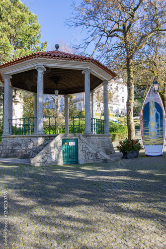 Vista parcial, Santuário do Bom Jesus do Monte, Braga, Portugal, é um icônico local turistico de peregrinação, conhecido por sua monumental escadaria barroca, jardins exuberantes e vistas panorâmicas.