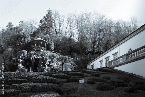 Vista parcial, Santuário do Bom Jesus do Monte, Braga, Portugal, é um icônico local turistico de peregrinação, conhecido por sua monumental escadaria barroca, jardins exuberantes e vistas panorâmicas.