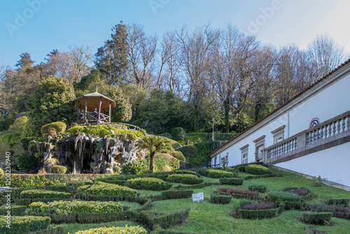 Vista parcial, Santuário do Bom Jesus do Monte, Braga, Portugal, é um icônico local turistico de peregrinação, conhecido por sua monumental escadaria barroca, jardins exuberantes e vistas panorâmicas.