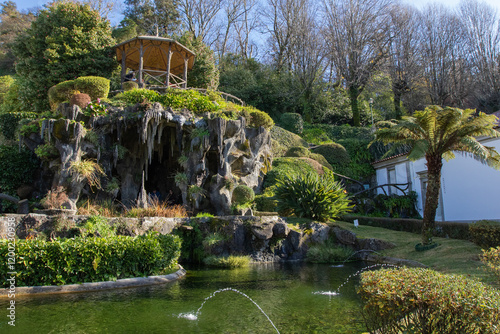 Vista parcial, Santuário do Bom Jesus do Monte, Braga, Portugal, é um icônico local turistico de peregrinação, conhecido por sua monumental escadaria barroca, jardins exuberantes e vistas panorâmicas.