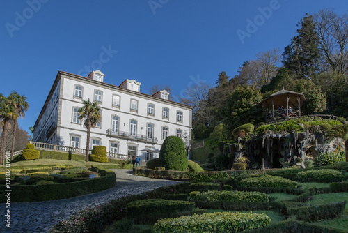 Vista parcial, Santuário do Bom Jesus do Monte, Braga, Portugal, é um icônico local turistico de peregrinação, conhecido por sua monumental escadaria barroca, jardins exuberantes e vistas panorâmicas.