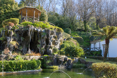 Vista parcial, Santuário do Bom Jesus do Monte, Braga, Portugal, é um icônico local turistico de peregrinação, conhecido por sua monumental escadaria barroca, jardins exuberantes e vistas panorâmicas.