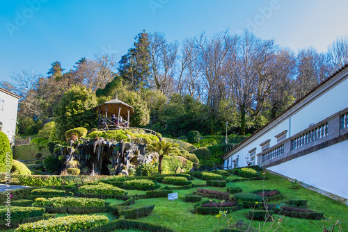 Vista parcial, Santuário do Bom Jesus do Monte, Braga, Portugal, é um icônico local turistico de peregrinação, conhecido por sua monumental escadaria barroca, jardins exuberantes e vistas panorâmicas.