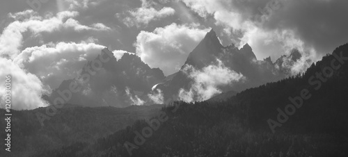 Foto The Aiguilles towers in the clouds - Chamonix - Mont Blanc massif