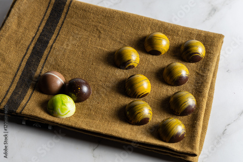 Fotografie Cioccolatini assortiti con panno marrone