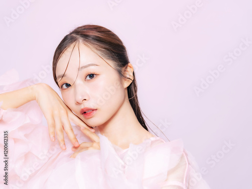 美容、女性、ファッション、おしゃれ、チュール、カラフル、ピンク、モデル、コスメ、化粧品、韓国、メイク、ビューティー、ナチュラル、オーガンジー、ポートレート、オルチャンメイク、韓国メイク、スキンケア、カワイイ、美人、美しい、エステ、サロン、保湿、日本人、フリル、アパレル、メイクアップ、シースルーバング、オルチャンヘア、美容院、ファンデーション、リップ、アイシャドウ、ドレス、美肌、美白、ホワイトニング