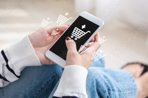 スマホでネットショッピングをする女性
