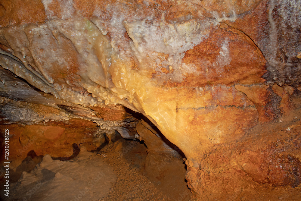 Fototapeta premium View inside the amazing Ohio Caverns in West Liberty, Ohio USA.