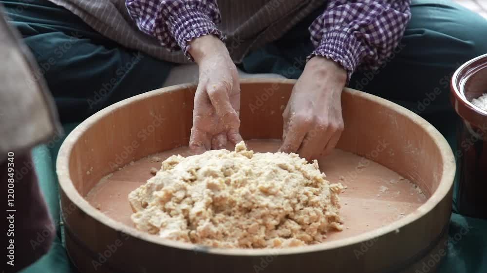 味噌作りをする女性 味噌作りをする女性