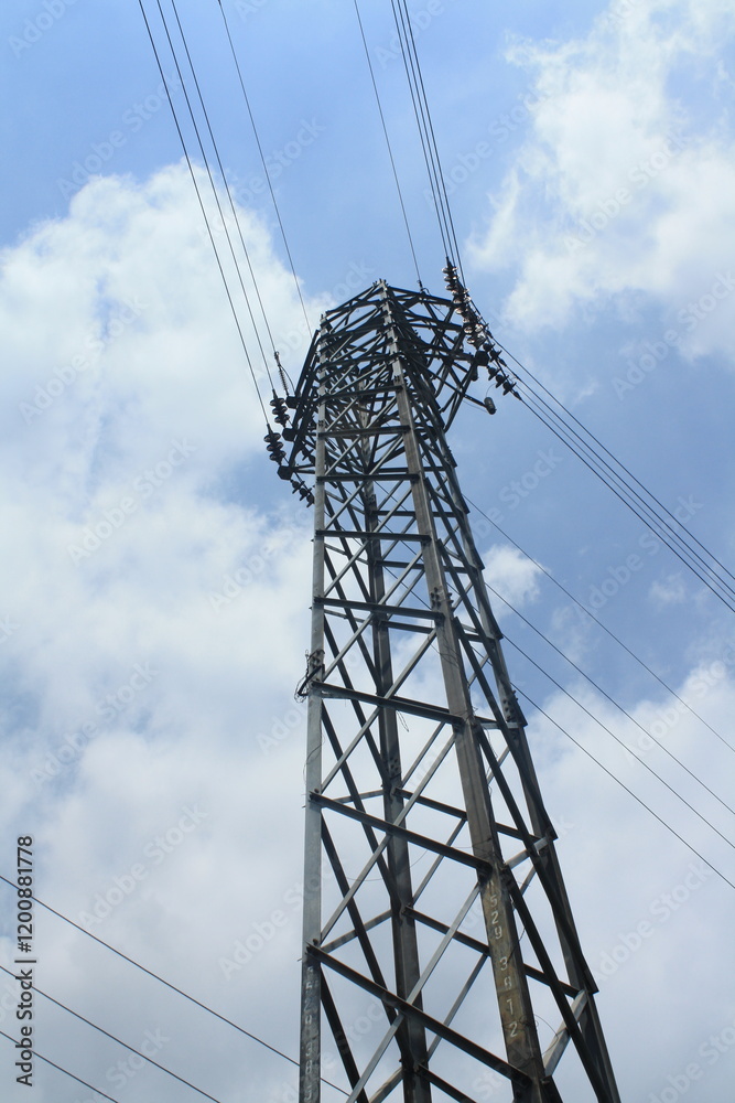 Torre de energía bajo el cielo abierto Torre de energía bajo el cielo abierto