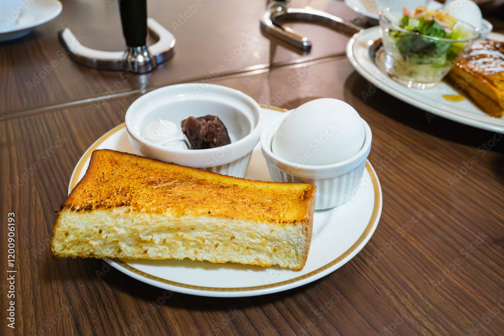 喫茶店で食べる朝食。トーストと餡子と茹で卵が乗ったプレート。