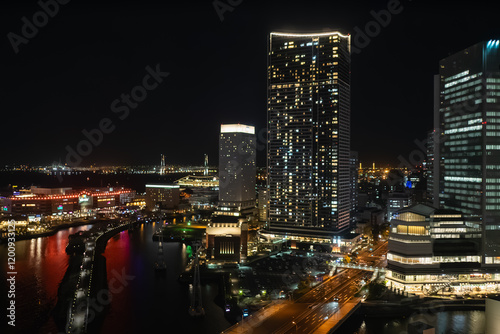 Obraz na płótnie 日本の横浜。高層ビルの明かりが運河に反射する夜景。 w salonie