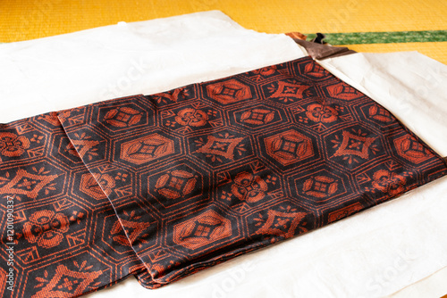 畳の上に置かれた赤色の和柄着物、クローズアップ