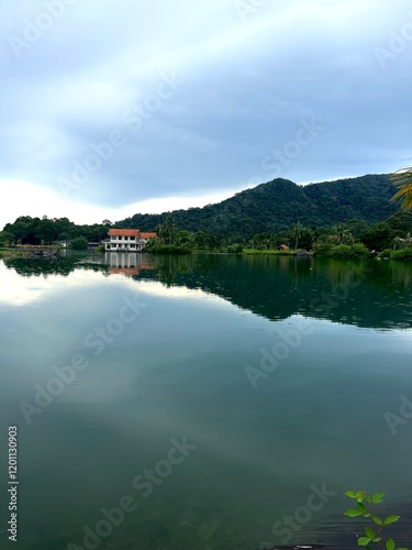 Paysage miroir au port d’Amphoe Ko Chang photo