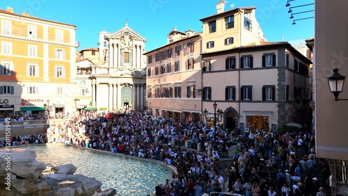 Foto Folla di turisti in visita alla fontana di Trevi a Roma, Italia