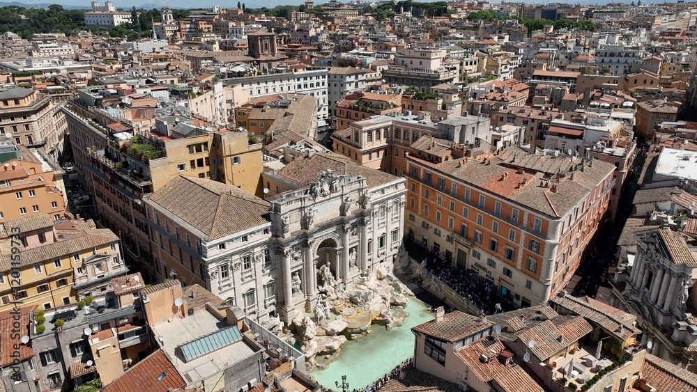 La fontana di Trevi a Roma, gremita di turisti, vista dall'alto.
Ripresa aerea con drone della Fontana di Trevi piena di visitatori in una giornata estiva. La fontana di Trevi a Roma, gremita di turisti, vista dall'alto.
Ripresa aerea con drone della Fontana di Trevi piena di visitatori in una giornata estiva.