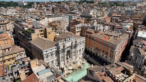 Foto La fontana di Trevi a Roma, gremita di turisti, vista dall'alto