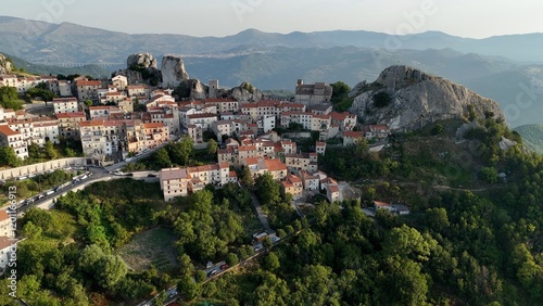 Pietrabbondante, Isernia, Molise, Italia.
Ripresa aerea di Pietrabbondante, piccolo borgo incastonato fra enormi massi detti 