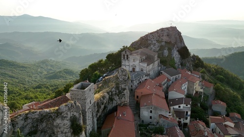 Pietrabbondante, Isernia, Molise, Italia.
Ripresa aerea di Pietrabbondante, piccolo borgo incastonato fra enormi massi detti 