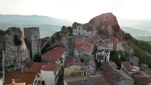 Pietrabbondante, Isernia, Molise, Italia.
Ripresa aerea di Pietrabbondante, piccolo borgo incastonato fra enormi massi detti 